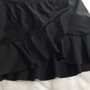 Catalina black ruffled swim suit skirt bottoms M